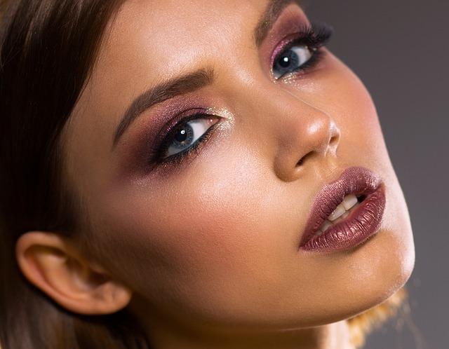 Make-up a účes: Jak doplnit váš vzhled při nošení šatů na prodlouženou