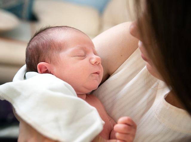 Bonding po Porodu: Jak Navázat Hluboké Pouto s Miminkem